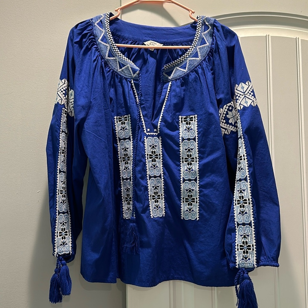 Crown & Ivy size L top